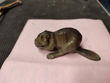 Castor rongeant du bois 