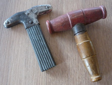 2 ANCIENS TIRE BOUCHONS A