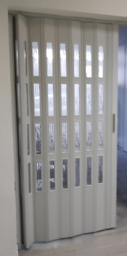 Porte pliante assemblée sur - ,
