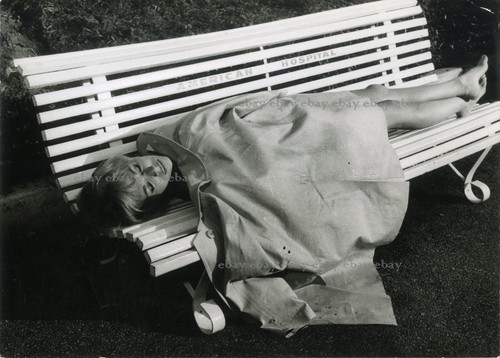 Mireille darc sur banc - un,