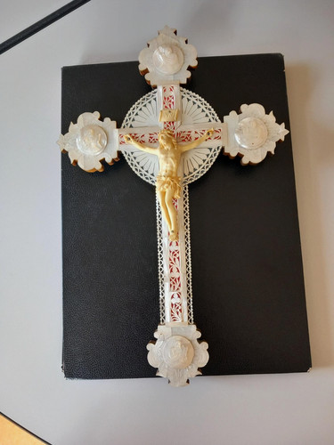 Crucifix accrocher nacre - à,