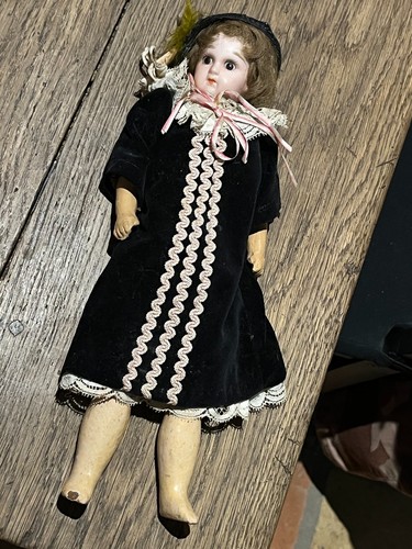 Poupée tête porcelaine