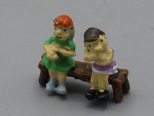 2 écoliers vert et mauve sur