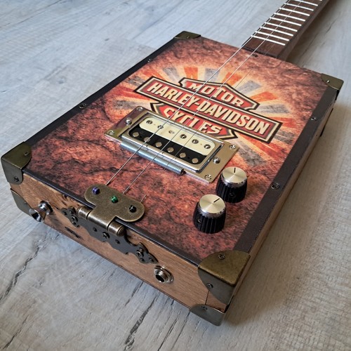 Cigar box guitar - box, c