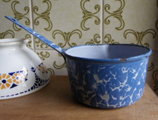 PETITE CASSEROLE ANCIENNE EN ÉMAIL MARBRÉ BLEU ET BLANC - 12,5 cm de diamètre