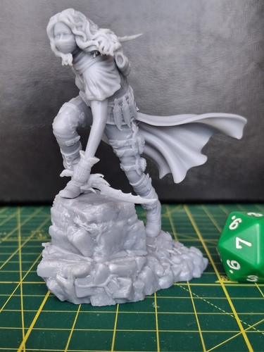Figurine fantasy femme rogue