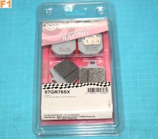 4 plaquettes de frein BREMBO