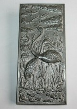 Plaque en étain repoussé