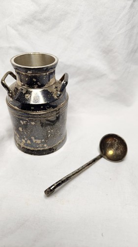 Charmant petit pot - lait, /