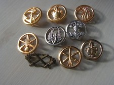 lot 9 French beret insignia ref 7 