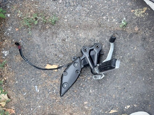 Platine repose pieds avant - platine,