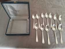 12 petites cuillères très