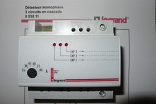 Délesteur monophasé 03811 LEGRAND, 230V 15A, 3 circuits délestés, tore intégré.