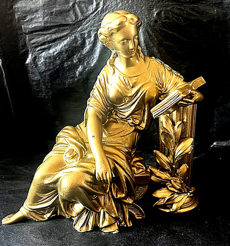 Statue jeune femme lisant en - jeune,