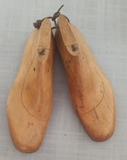 Embauchoirs en bois. Chaussures Homme pointure 44. Poids: 1,942kg