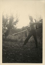 ANTIQUE PHOTO - VINTAGE SNAPSHOT - GARDEN GARDENING FUNNY GAG TOOL - GARDEN 