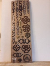 COLLECTIONS D ENTREES DE SERRURES ANCIENNES PRESENTE SUR PLANCHE A LAVER 