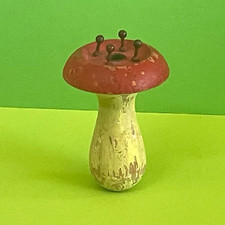 OLD MUSHROOM KNITTING - PAINTED WOOD 4 NAILS BALL AND CENTRAL CHANNEL BRASS