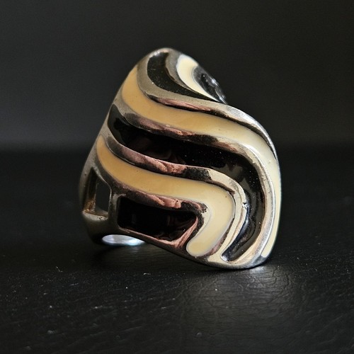 Bague très originale moderne