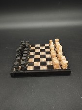 Mini jeu d’échecs en pierre sculptée – plateau 11 cm – pièces 2 cm – 379 g 