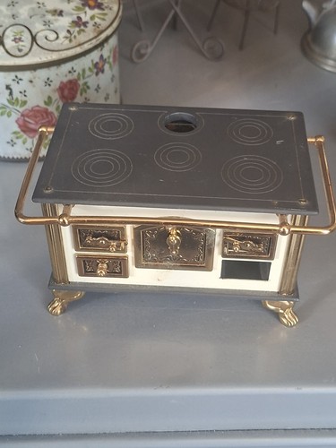 Cuisinière miniature maison