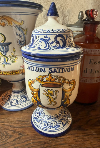 Joli pot pharmacie - -,