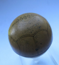 ANCIEN TAILLE CRAYON BALLON FOOT FOOTBALL METAL TOLE LITHOGRAPHIEE 45 mm environ