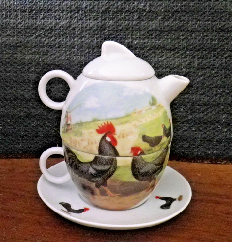 Petite theière sur tasse avec