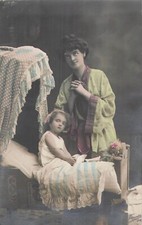 CP MOTHER PRAYS LITTLE GIRL IN BED - 44055