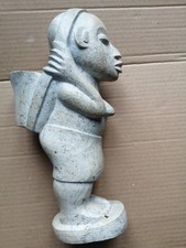 UNE  STATUE DE FEMME SUR SOCLE