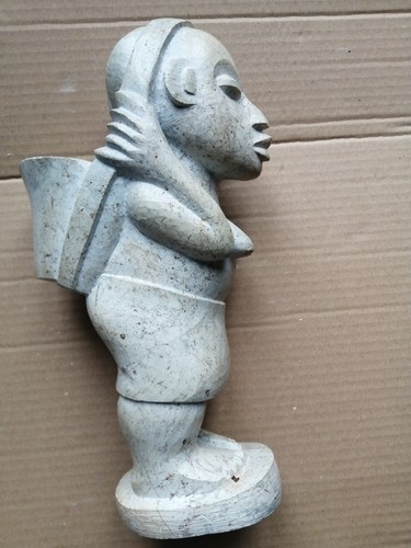 Une statue femme - une,