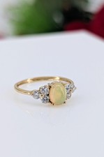 Bague or centrée d'une opale