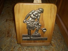 ENSEIGNE / PLAQUE DE FONDEUR EN BRONZE SUR PANNEAU BOIS AVEC TREPIED