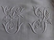 beau mono GJ sur drap en fil