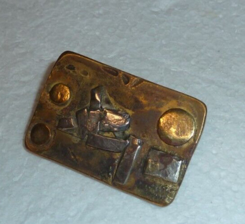 Belle broche brutaliste - belle, motif