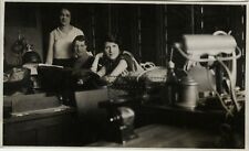ANTIQUE PHOTO - VINTAGE SNAPSHOT - OFFICE SECRETARY WORK LAMP WOMEN - WORK