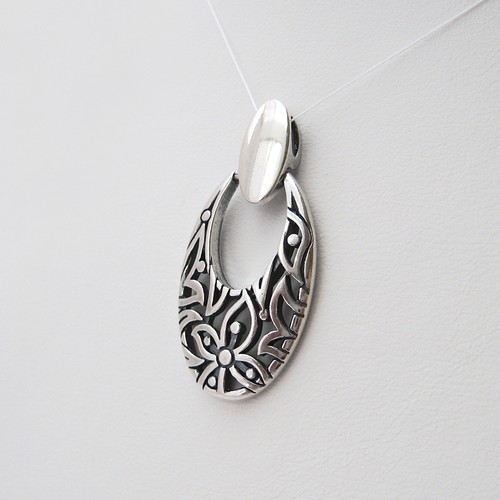 Pendentif ajouré motif - , fleurs