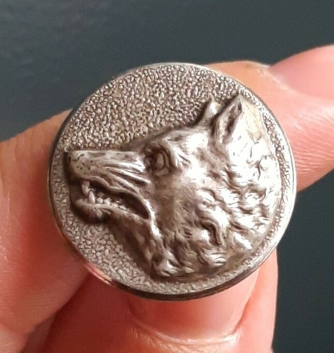 M08 tête loup argenté - de,