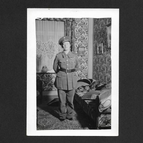 Femme soldat militaire salon