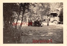 soldats nus au véhicule à