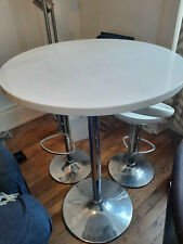 table haute de bar avec deux