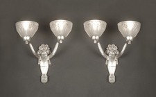 A. FICHET/HANOTS : PAIRE D'APPLIQUES ART DÉCO EN BRONZE ET VERRE MOULÉ-PRESSÉ