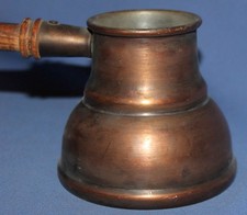 Ancienne cafetière en cuivre avec manche en bois