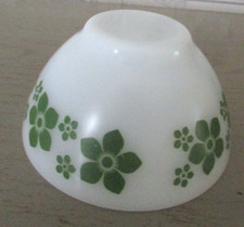 Bol Arcopal à décor de fleurs vertes Hauteur 7 cm Diamètre au buvant 12,7 cm