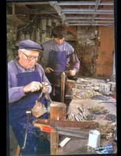 PASLIERES (63) WORKERS at work in CUTLERY WORKSHOP / DEBAISIEUX N°148b