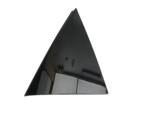Enjoliveur triangulaire
