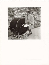ANCIENNE PHOTOGRAPHIE 1947 A PARIS MAMAN ET LE LANDEAU DE BÉBÉ