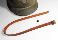 JUGULAIRE CASQUE ADRIAN 26. Cuir de veau naturel vieilli couleur cognac.