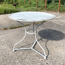 Table de jardin du 19ème en fer forgé et en état . largeur 80 cm