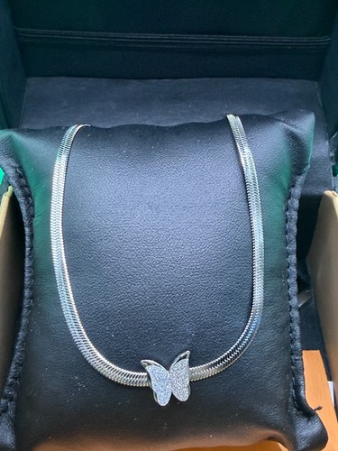 Collier neuf papillon - 🦬,